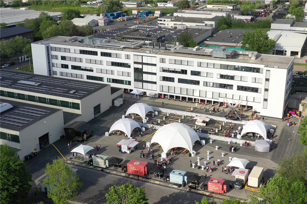 Firma aus Dortmund entwickelt den „Supermarkt der Zukunft“ Mit einem großen Familienfest wurde die neue Firmenzentrale von Swisslog jetzt an der Ezzestraße in Dortmund offiziell eröffnet.