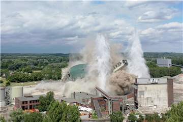 Mit einem großen Knall wurden Kessel, Bunkerschwerbau und der letzte Schornstein des Steag-Kraftwerks Ende Juli gesprengt. Sorgen um die zukunft der Fläche machen sich Ludger Kerkhoff von der IGBCE und Hans-Georg Fohrmeister, Vorsitzender des DGB Lünen.