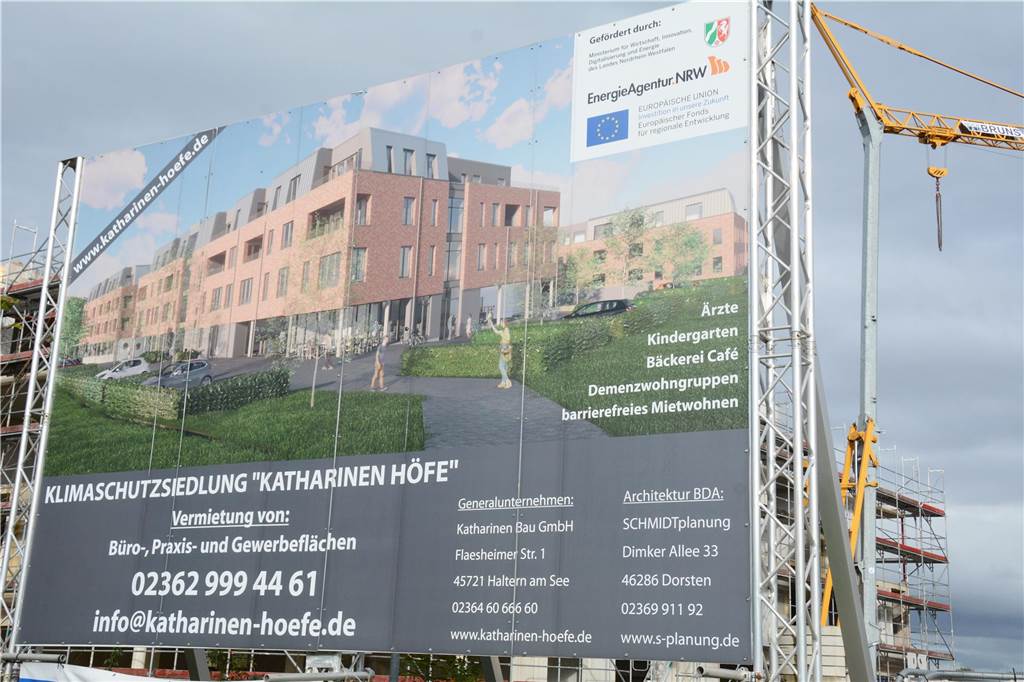 Notbetreuung in Kita Senfkorn wegen Heizungsausfall und Wasserschaden Mit einem großen Plakat wird an der Recklinghäuser auf das ambitionierte Bauprojekt hingewiesen.