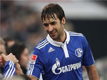 Mit einem gut aufgelegten Raúl will Schalke im Wettbewerb bleiben.
