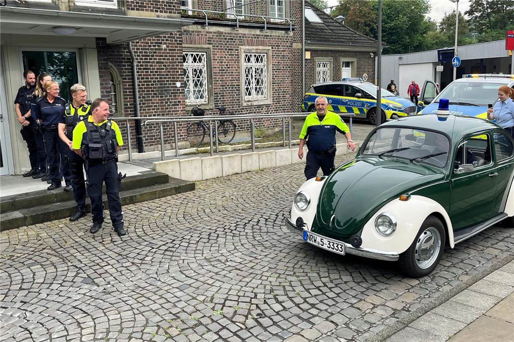 „Super-Polizist“ hört auf: Bezirksbeamter Thomas Stephan im Ruhestand Mit einem historischen Original-Polizei-Käfer wurde Thomas Stephan an seinem letzten Arbeitstag abgeholt.