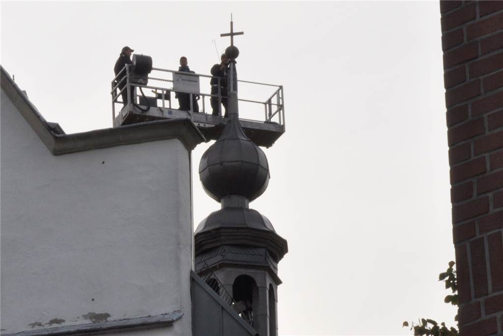 Kapuzinerkloster strahlt in neuem Glanz: Abschluss der Arbeiten mit neuem Kreuz Mit einem Hubwagen wurden die Arbeiter zur Spitze des Kapuzinerklosters gefahren.