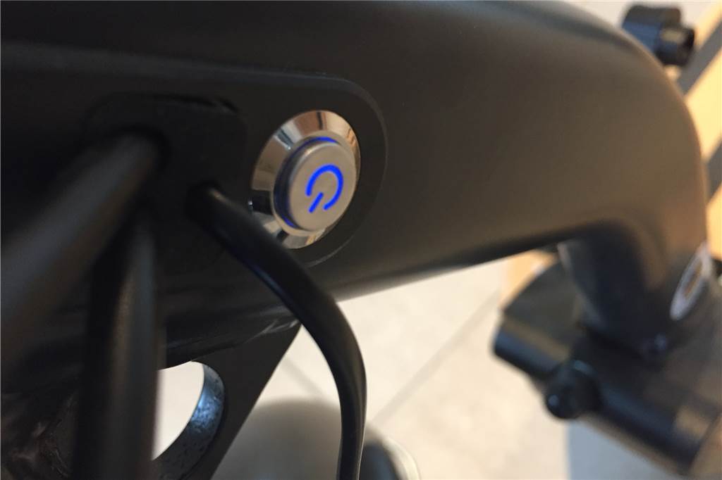 Pendeln mit dem E-Scooter ist einfach, praktisch, noch haben die E-Roller aber einen Haken Mit einem kleinen Knopf wird der Moover eingeschaltet.