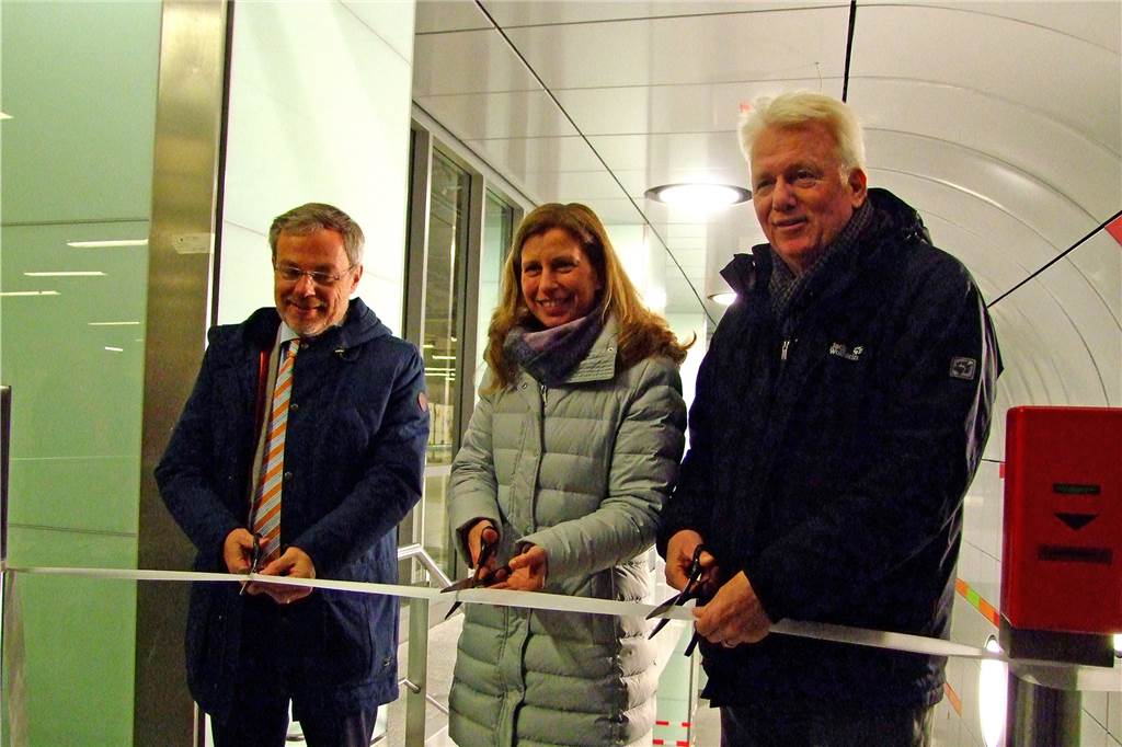 Neuer Gleis-Zugang im Hauptbahnhof eröffnet – Amtsleiterin blieb bei Probefahrt im Aufzug stecken Mit einem kleinen Scheren-Schnitt eröffneten die Verantwortlichen die neue Zugangsanlage für die Stadtbahn im Hauptbahnhof.