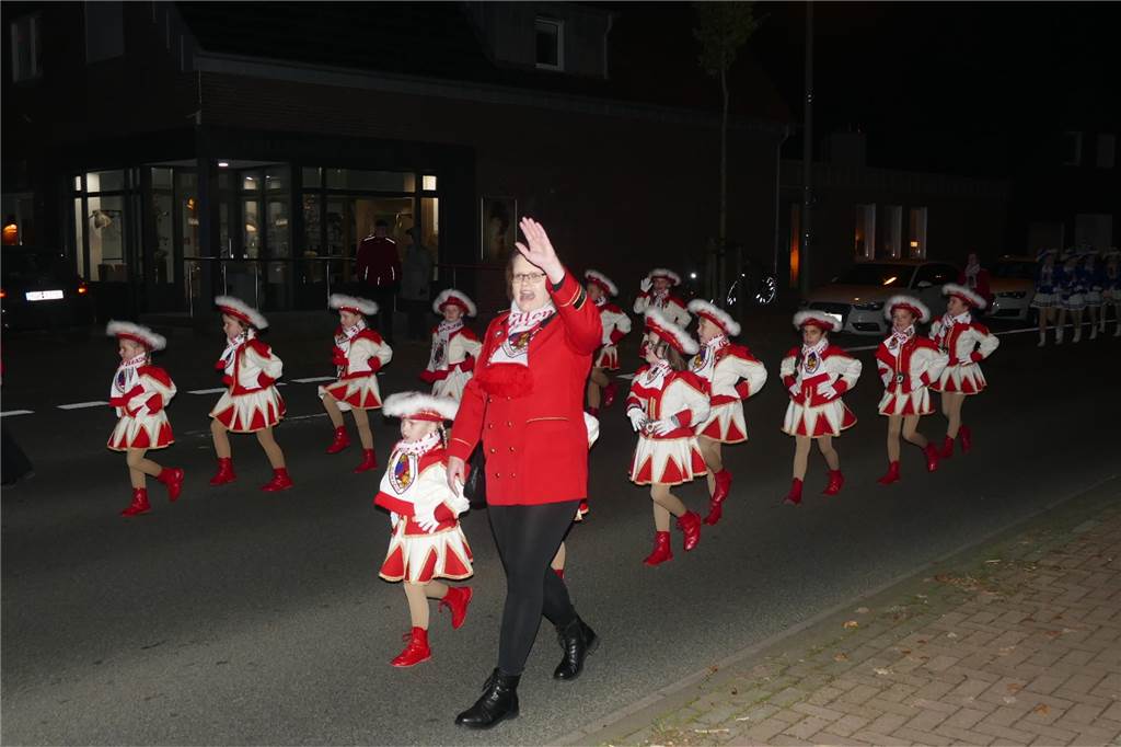 Mit einem krachenden Sessionsauftakt hat der Karnevalsverein Klein-Köln Wüllen den Start in die fünfte Jahreszeit – und ins Jubiläumsjahr zum 175-jährigen Bestehen des Vereins – gefeiert. Nach der Proklamation auf der Höste ging es in die Halle des Vereins zur großen Party.