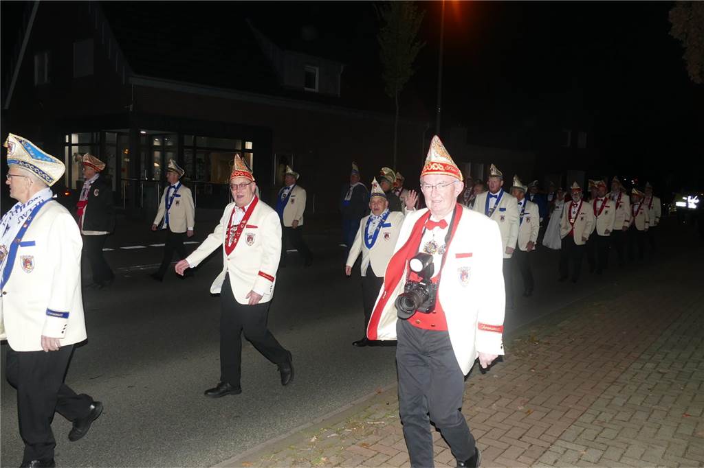 Mit einem krachenden Sessionsauftakt hat der Karnevalsverein Klein-Köln Wüllen den Start in die fünfte Jahreszeit – und ins Jubiläumsjahr zum 175-jährigen Bestehen des Vereins – gefeiert. Nach der Proklamation auf der Höste ging es in die Halle des Vereins zur großen Party.
