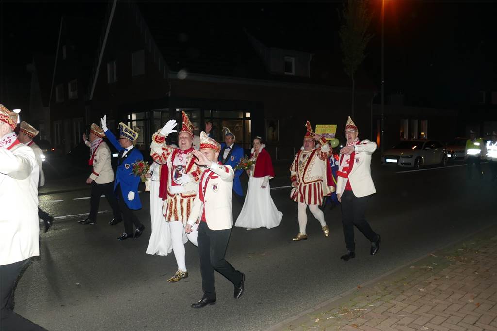 Mit einem krachenden Sessionsauftakt hat der Karnevalsverein Klein-Köln Wüllen den Start in die fünfte Jahreszeit – und ins Jubiläumsjahr zum 175-jährigen Bestehen des Vereins – gefeiert. Nach der Proklamation auf der Höste ging es in die Halle des Vereins zur großen Party.