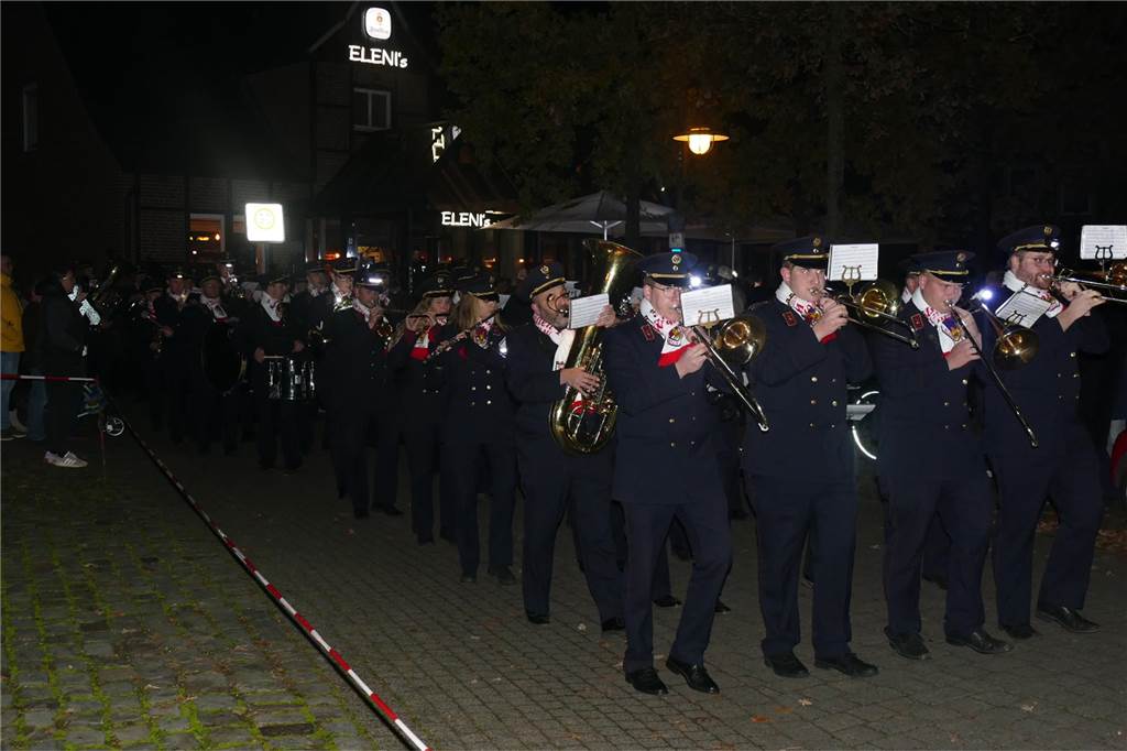 Mit einem krachenden Sessionsauftakt hat der Karnevalsverein Klein-Köln Wüllen den Start in die fünfte Jahreszeit – und ins Jubiläumsjahr zum 175-jährigen Bestehen des Vereins – gefeiert. Nach der Proklamation auf der Höste ging es in die Halle des Vereins zur großen Party.