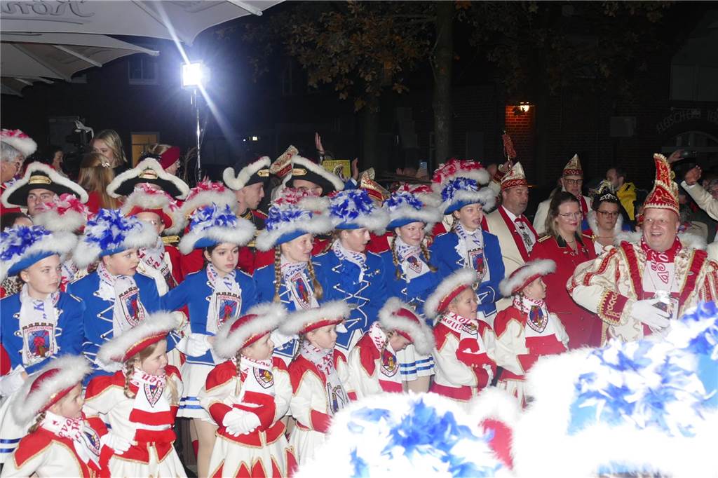 Mit einem krachenden Sessionsauftakt hat der Karnevalsverein Klein-Köln Wüllen den Start in die fünfte Jahreszeit – und ins Jubiläumsjahr zum 175-jährigen Bestehen des Vereins – gefeiert. Nach der Proklamation auf der Höste ging es in die Halle des Vereins zur großen Party.