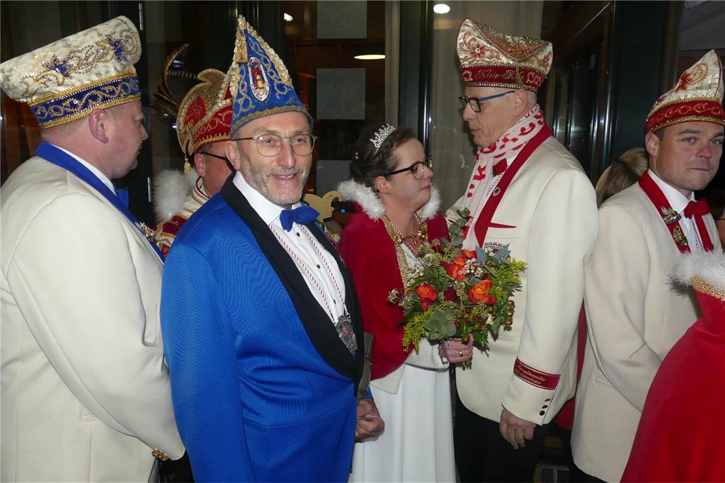 Mit einem krachenden Sessionsauftakt hat der Karnevalsverein Klein-Köln Wüllen den Start in die fünfte Jahreszeit – und ins Jubiläumsjahr zum 175-jährigen Bestehen des Vereins – gefeiert. Nach der Proklamation auf der Höste ging es in die Halle des Vereins zur großen Party.