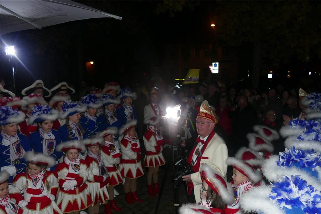 Mit einem krachenden Sessionsauftakt hat der Karnevalsverein Klein-Köln Wüllen den Start in die fünfte Jahreszeit – und ins Jubiläumsjahr zum 175-jährigen Bestehen des Vereins – gefeiert. Nach der Proklamation auf der Höste ging es in die Halle des Vereins zur großen Party.