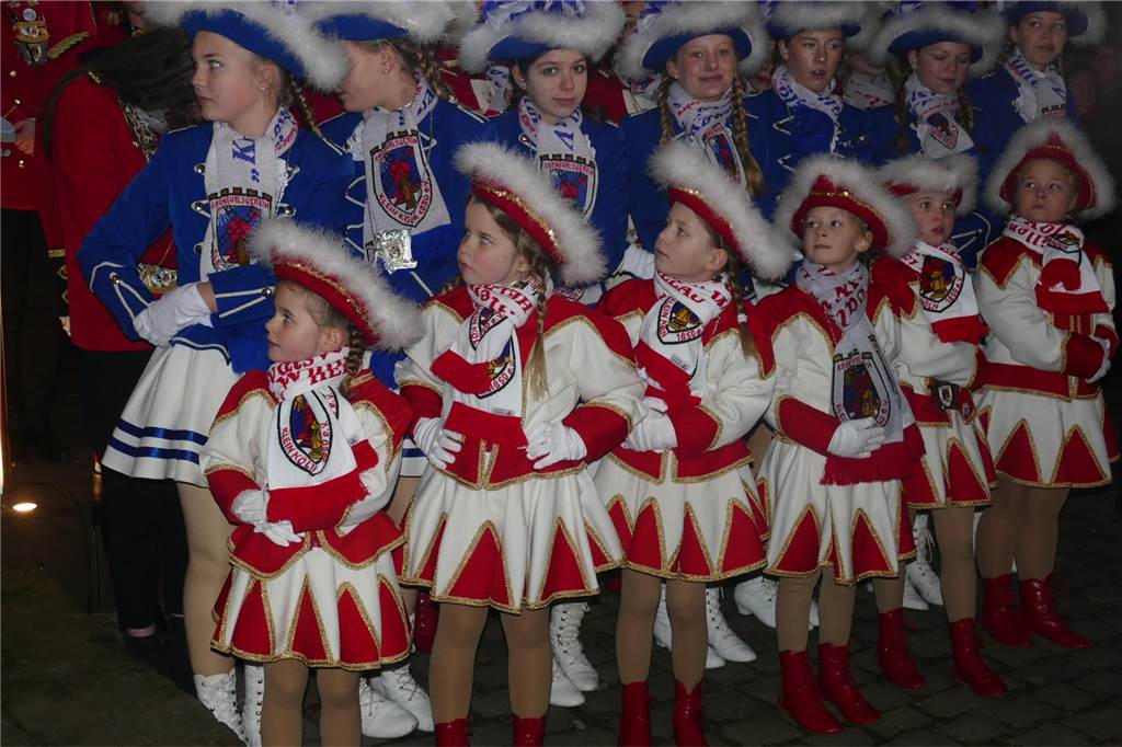 Mit einem krachenden Sessionsauftakt hat der Karnevalsverein Klein-Köln Wüllen den Start in die fünfte Jahreszeit – und ins Jubiläumsjahr zum 175-jährigen Bestehen des Vereins – gefeiert. Nach der Proklamation auf der Höste ging es in die Halle des Vereins zur großen Party.