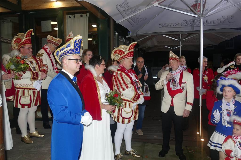 Mit einem krachenden Sessionsauftakt hat der Karnevalsverein Klein-Köln Wüllen den Start in die fünfte Jahreszeit – und ins Jubiläumsjahr zum 175-jährigen Bestehen des Vereins – gefeiert. Nach der Proklamation auf der Höste ging es in die Halle des Vereins zur großen Party.