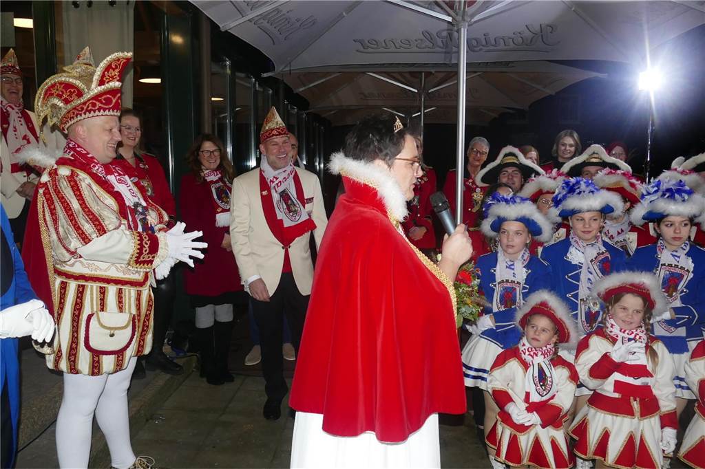 Mit einem krachenden Sessionsauftakt hat der Karnevalsverein Klein-Köln Wüllen den Start in die fünfte Jahreszeit – und ins Jubiläumsjahr zum 175-jährigen Bestehen des Vereins – gefeiert. Nach der Proklamation auf der Höste ging es in die Halle des Vereins zur großen Party.