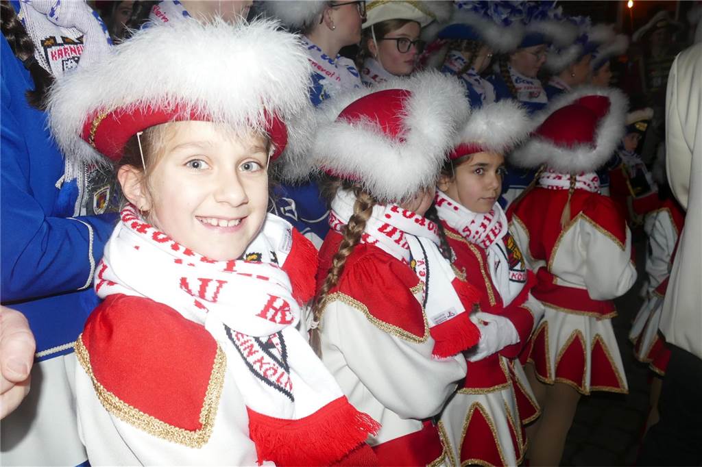 Mit einem krachenden Sessionsauftakt hat der Karnevalsverein Klein-Köln Wüllen den Start in die fünfte Jahreszeit – und ins Jubiläumsjahr zum 175-jährigen Bestehen des Vereins – gefeiert. Nach der Proklamation auf der Höste ging es in die Halle des Vereins zur großen Party.