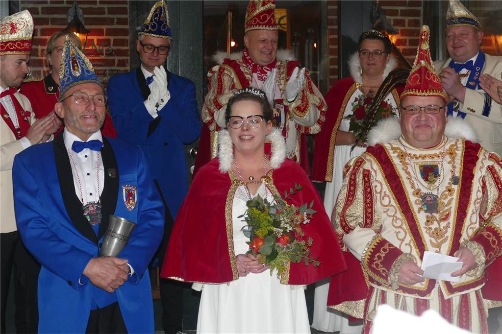 Mit einem krachenden Sessionsauftakt hat der Karnevalsverein Klein-Köln Wüllen den Start in die fünfte Jahreszeit – und ins Jubiläumsjahr zum 175-jährigen Bestehen des Vereins – gefeiert. Nach der Proklamation auf der Höste ging es in die Halle des Vereins zur großen Party.