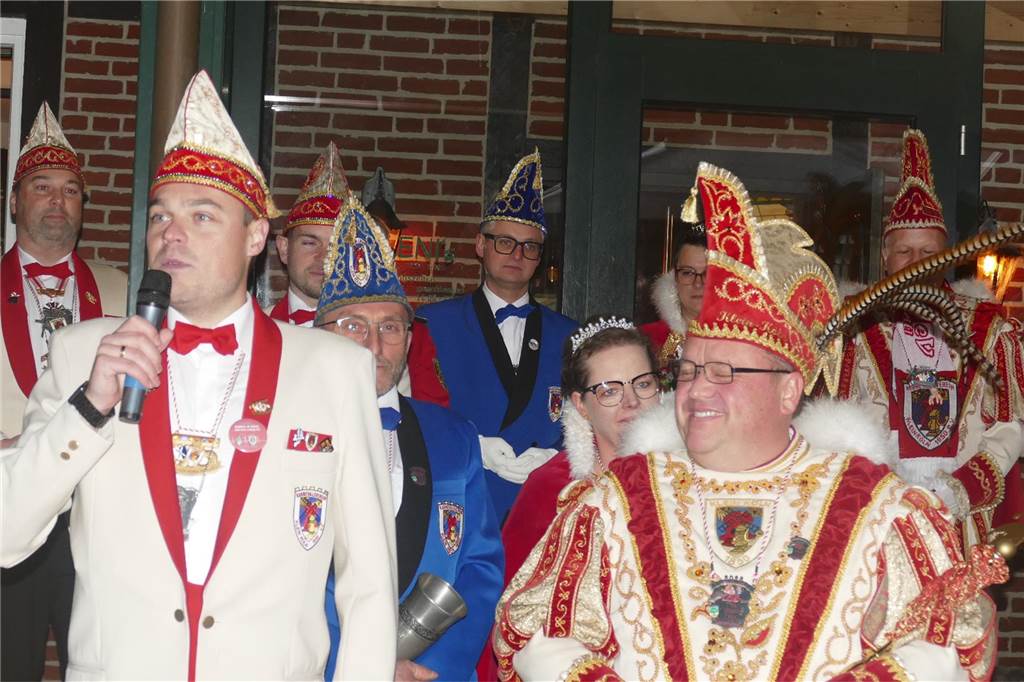 Mit einem krachenden Sessionsauftakt hat der Karnevalsverein Klein-Köln Wüllen den Start in die fünfte Jahreszeit – und ins Jubiläumsjahr zum 175-jährigen Bestehen des Vereins – gefeiert. Nach der Proklamation auf der Höste ging es in die Halle des Vereins zur großen Party.