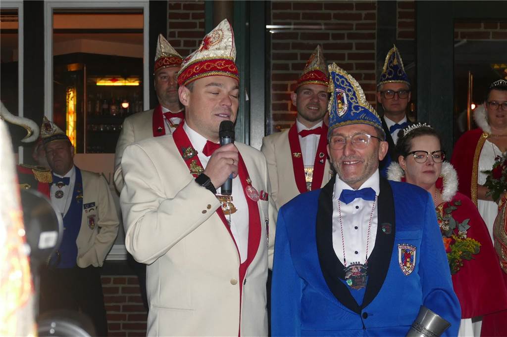 Mit einem krachenden Sessionsauftakt hat der Karnevalsverein Klein-Köln Wüllen den Start in die fünfte Jahreszeit – und ins Jubiläumsjahr zum 175-jährigen Bestehen des Vereins – gefeiert. Nach der Proklamation auf der Höste ging es in die Halle des Vereins zur großen Party.