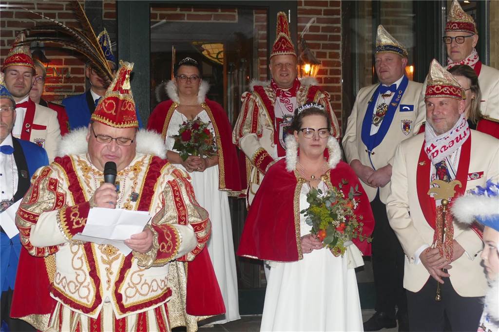 Mit einem krachenden Sessionsauftakt hat der Karnevalsverein Klein-Köln Wüllen den Start in die fünfte Jahreszeit – und ins Jubiläumsjahr zum 175-jährigen Bestehen des Vereins – gefeiert. Nach der Proklamation auf der Höste ging es in die Halle des Vereins zur großen Party.