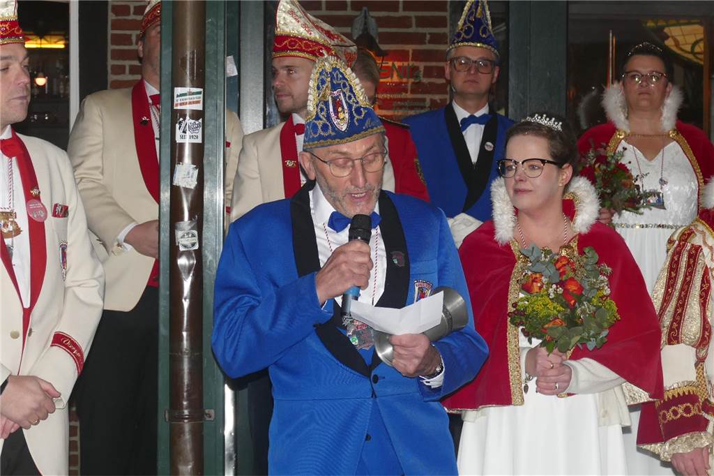 Mit einem krachenden Sessionsauftakt hat der Karnevalsverein Klein-Köln Wüllen den Start in die fünfte Jahreszeit – und ins Jubiläumsjahr zum 175-jährigen Bestehen des Vereins – gefeiert. Nach der Proklamation auf der Höste ging es in die Halle des Vereins zur großen Party.