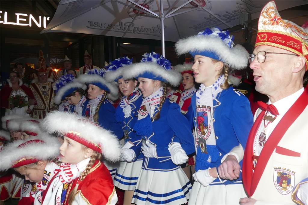 Mit einem krachenden Sessionsauftakt hat der Karnevalsverein Klein-Köln Wüllen den Start in die fünfte Jahreszeit – und ins Jubiläumsjahr zum 175-jährigen Bestehen des Vereins – gefeiert. Nach der Proklamation auf der Höste ging es in die Halle des Vereins zur großen Party.