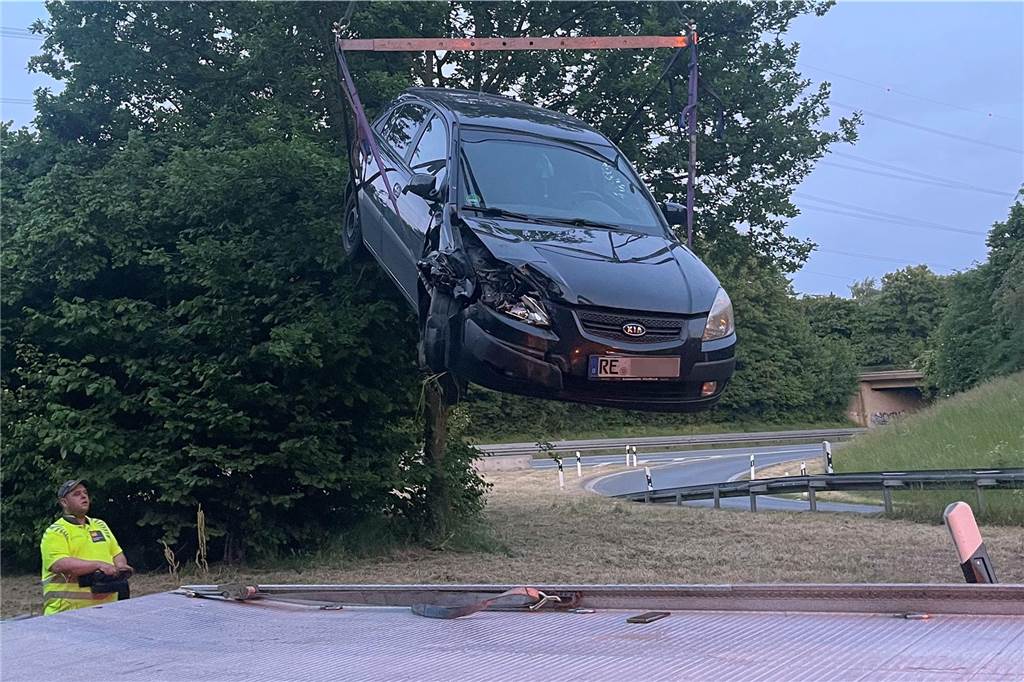 Ehepaar kracht auf A31 gegen die Leitplanke Mit einem Kran wurde das Auto geborgen und über die Leitplanke gehoben.