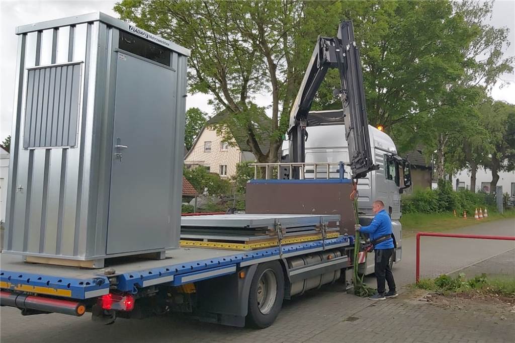 Schwergewicht ist in der Ickerner Glückauf-Kampfbahn angekommen Mit einem Kran wurde das neue Kassenhäuschen in der Glückauf-Kampfbahn abgeladen und im Sportplatz-Eingangsbereich platziert.
