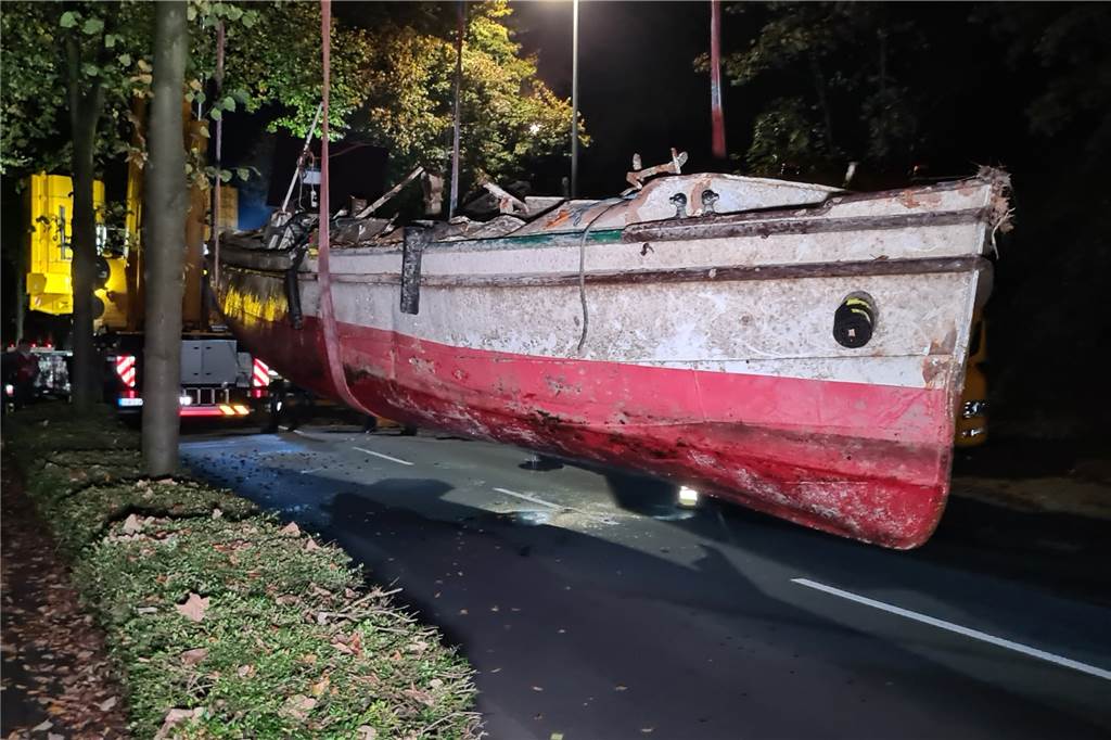 Versunkenes Fahrgastschiff Moornixe schwer beschädigt – Schiff hat eine bewegte Geschichte Mit einem Kran wurde die Moornixe auf einen Abschlepper gehoben.