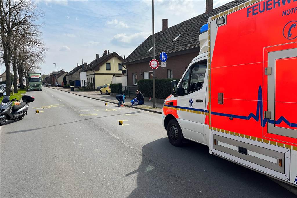 Rollerfahrer (45) kollidiert mit Auto auf der Marler Straße Mit einem Krankenwagen wurde der Verletzte ins Krankenhaus gebracht.