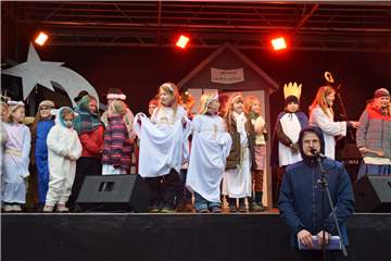 Mit einem Krippenspiel hat der Kinderchor St. Sixtus die Halterner an Heiligabend in weihnachtliche Stimmung gebracht.