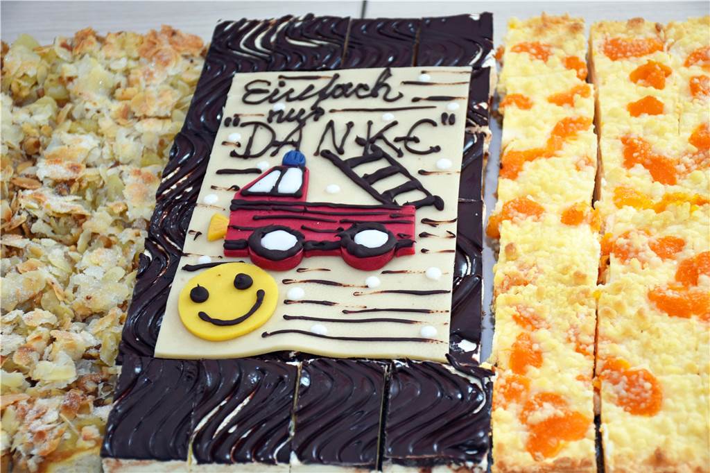 42-jähriger Sythener rettet Lebensgefährtin nach Herzinfarkt mithilfe des Notrufs 112 Mit einem Kuchen bedankten sich Cornelia Klam und Kristian Krause bei den Rettern.