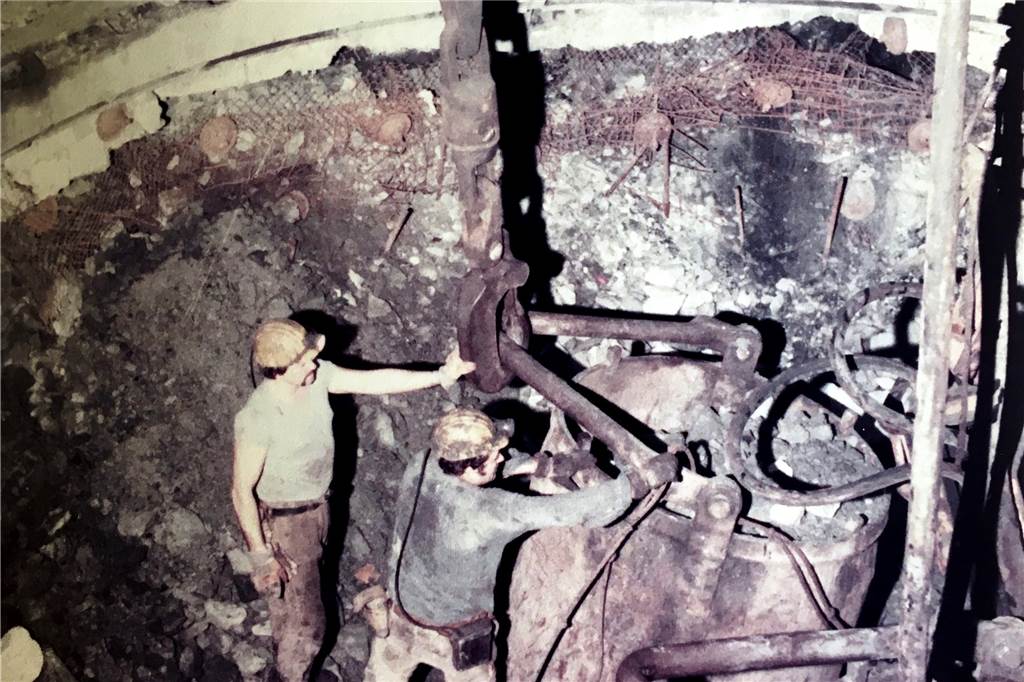 Wie mit Dortmunder Hilfe der tiefste Bergbauschacht Europas entstand Mit einem Kübel wurde die Erde aus dem Schacht zutage gefördert. Das Foto entstand auf der Zeche Minister Achenbach.