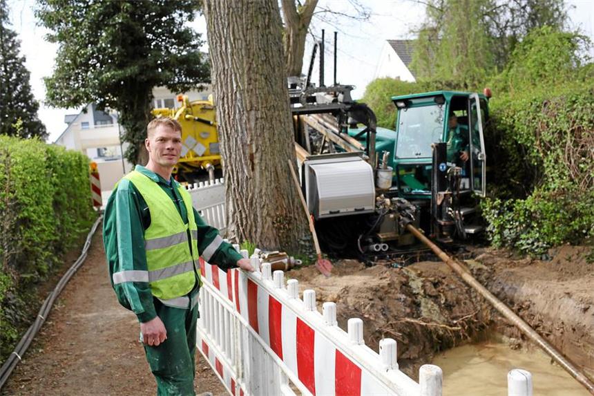 So werden derzeit Leitungen unter der Horne verlegt Mit einem lenkbaren Bohrkopf bohren die Arbeiter das Loch für die Gas- und Stromleitungen unter der Horne.