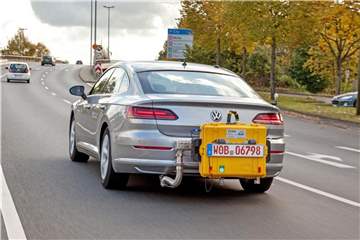 Mit einem mobilen Testgerät absolviert ein VW Arteon den WLTP-Abgastest auf der Straße. Foto: Volkswagen AG