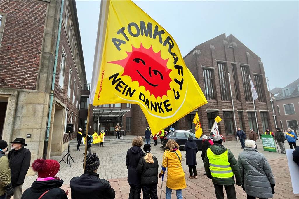 Umbau der Kreisverkehre: Landesregierung liefert nur dünne Antworten Vor dem Ahauser Rathaus halten Demonstranten Anti-Atomkraft-Fahnen hoch