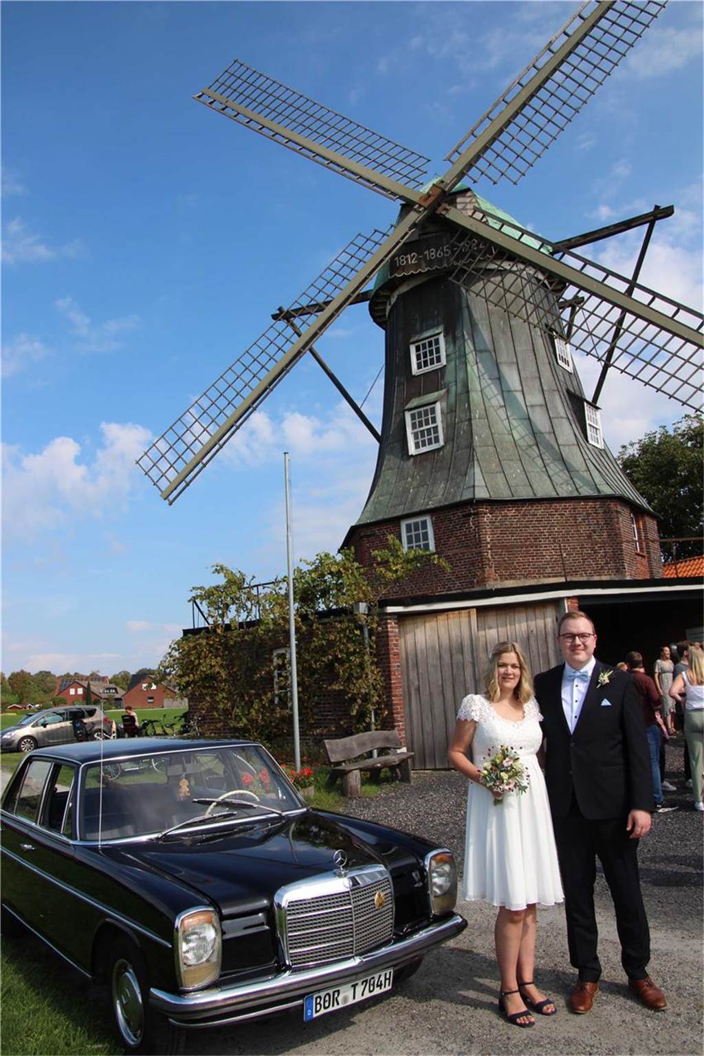 Andrea Brinkmann (31) und Marian Schichel (26) heiraten in der Mühle Mit einem Oldtimer ging es für das Brautpaar zur privaten Hochzeitparty.