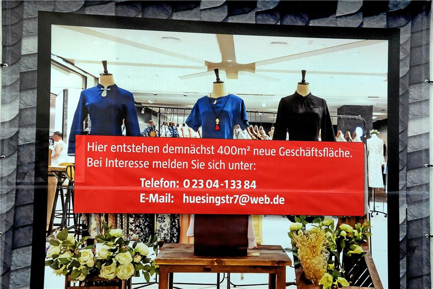 Mit einem Plakat vor der Fassade wurde gestern plötzlich angezeigt, wie neues Leben im alten Haus entstehen soll. 
