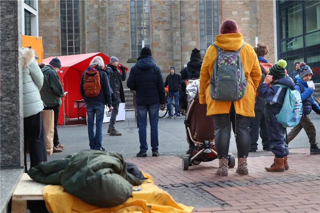 „Niemand muss draußen schlafen“: Stadt weist Kritik an Obdachlosenhilfe zurück Mit einem Protestcamp an der Kampstraße macht die Initiative "Schlafen statt Strafen" auf die Probleme von Obdachlosen aufmerksam.