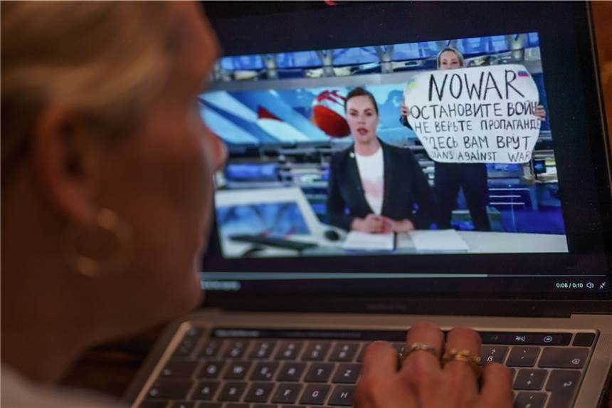 Mit einem Protestplakat und lauten Rufen hat eine Kriegsgegnerin im russischen Staatsfernsehen für eine Unterbrechung der Hauptnachrichtensendung gesorgt.