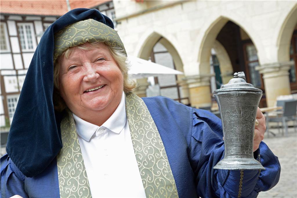 Mit einem Ratshumpen aus Zinn stießen Bürgermeister, Kämmerer, Grund- und Holzherr früher nach einer Wahl an. Vier Exemplare aus den Jahren 1617/18 existieren noch. Die Originale sind sicher im Museum untergebracht.
