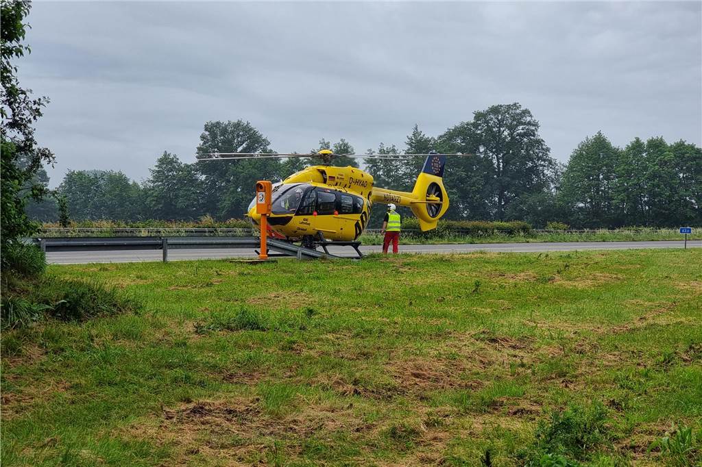Ein Rettungshubschrauber steht nach dem Unfall am Rand der A31 bei Heek.
