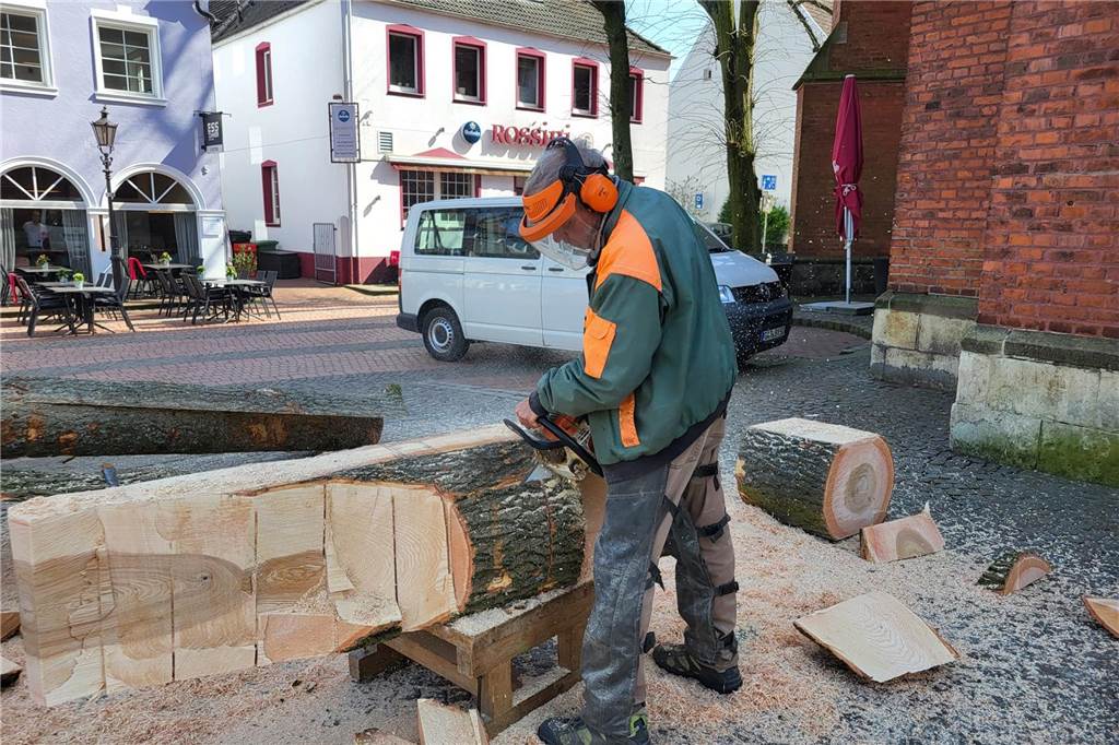 Holzbildhauer Ernst Franz auf dem Alten Markt