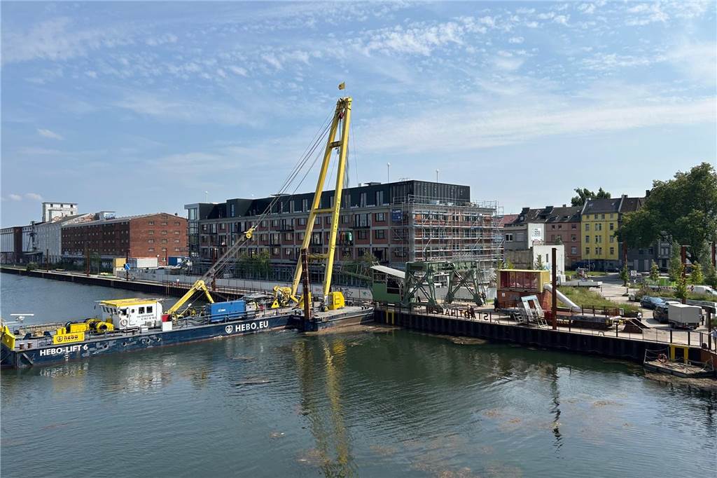 Alter Kran ist Prunkstück an der Hafenpromenade Mit einem Schwimmkran wurden die Einzelteile des historischen Hafenkrans an der Hafenpromenade montiert.