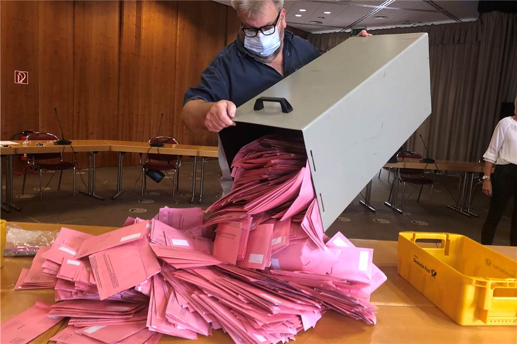 Schermbecker geben Bildungszentrum eine Abfuhr Mit einem Schwung leerte Verwaltungsmitarbeiter Michael Leisten eine der Wahlurnen über einem Tisch aus.