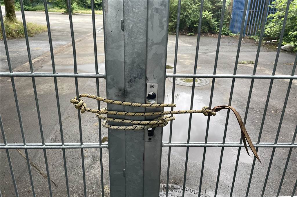 Abriss der Bövinghauser Ex-Hauptschule lässt weiter auf sich warten Mit einem Seil wird aktuell das Eingangstor zum ehemaligen Schulhof in Dortmund-Bövinghausen gesichert.