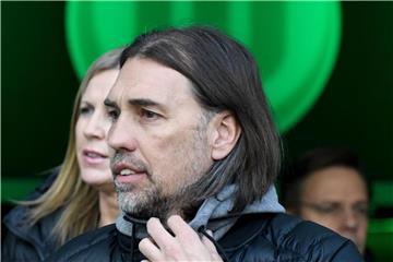 Mit einem Sieg im Pokal-Viertelfinale will Trainer Martin Schmidt die letzte Chance des VfL Wolfsburg auf eine Europacup-Teilnahme wahren. Foto: Peter Steffen