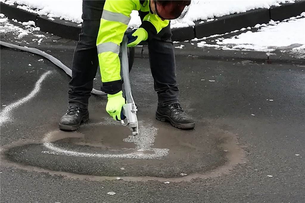 „Na, wann verreckst Du denn endlich?“ - Stadt lässt Spruch entfernen Mit einem sogenannten Anti-Graffiti-Gerät entfernten Mitarbeiter von WBL den Lack auf der Jägerstraße.