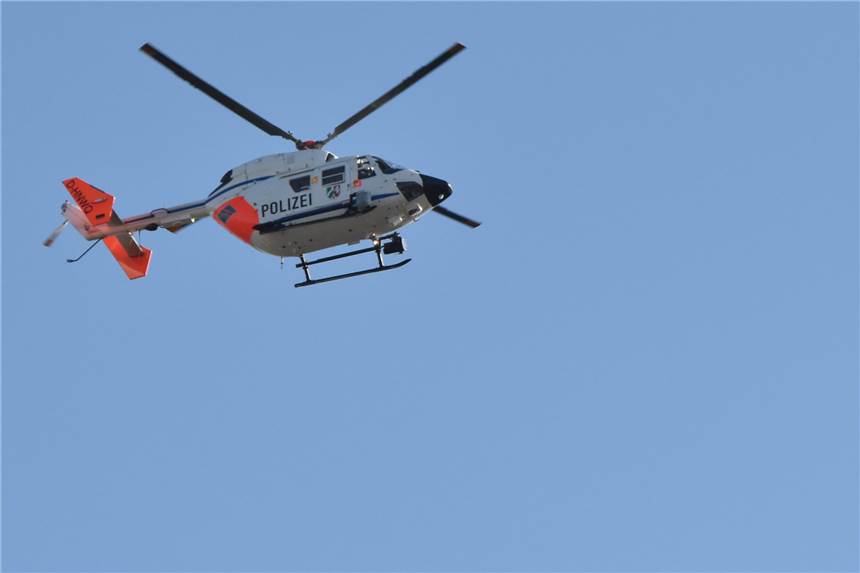 Polizei suchte in Deininghausen mit dem Hubschrauber nach zwei Männern Mit einem solchen Hubschrauber suchte die Polizei am Freitagmorgen in Deininghausen nach zwei Männern.