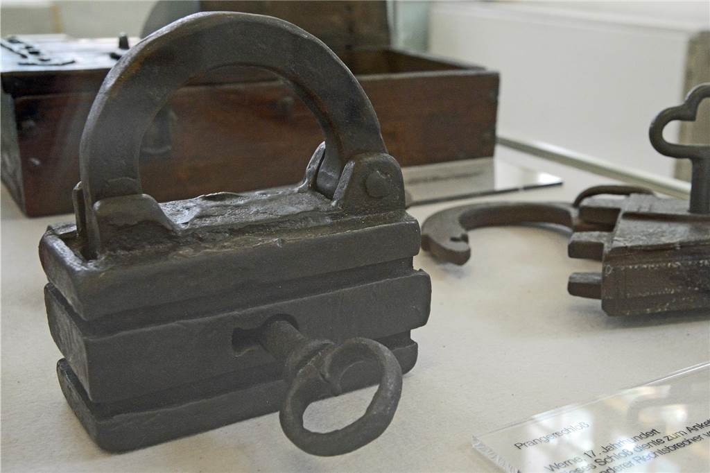 Mit einem solchen Schloss wurden Delinquenten im Mittelalter am Pranger fixiert und dann von Marktbesuchern verspottet, bespuckt oder sogar mit Steinen beworfen. Ein derartiges Schicksal konnte auch einen Markthändler ereilen, wenn er des Betrugs überführt wurde. Früher stand vor dem Rathaus eine Ratswaage mit der kontrolliert werden konnte, ob ein Händler bei den Mengenangaben seiner Waren schummelte.