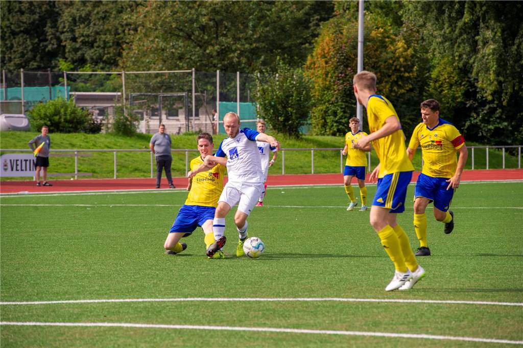 Mit einem spektakulären 7:2-Sieg gegen Adler Weseke hat sich der TuS Sythen zurückgemeldet und erstmals in dieser Saison gewonnen.